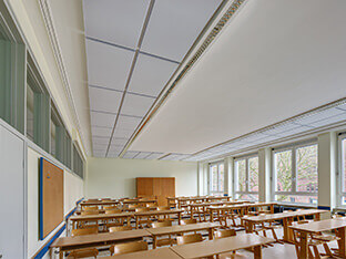 Absorbeur de bruit FLAT Plus au plafond d’une salle de classe