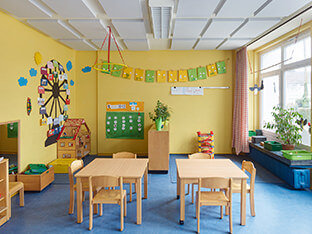 Schalldämpfung mit aixFOAM Akustikelementen FLAT Plus an der Decke eines Kindergartens