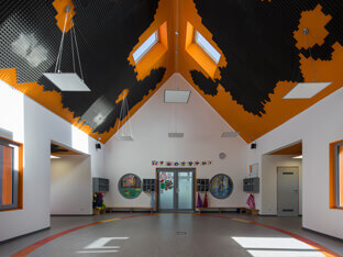 Schalldämpfung mit aixFOAM Akustikelementen GIZA PLus an der Decke eines Kindergartens