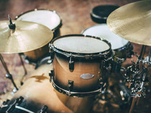 Ein Schlagzeug sollte auf einem speziellen Podest und mit Akustikschwerschaum SH007 entkoppelt werden.